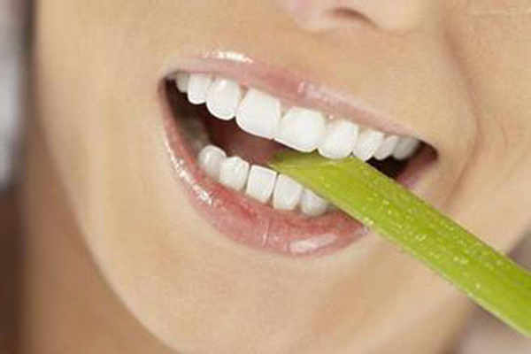 如何在日常生活中美白自己的牙齿？