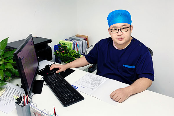 佳德口腔秦历医生