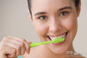 经常性牙龈出血是怎么回事？